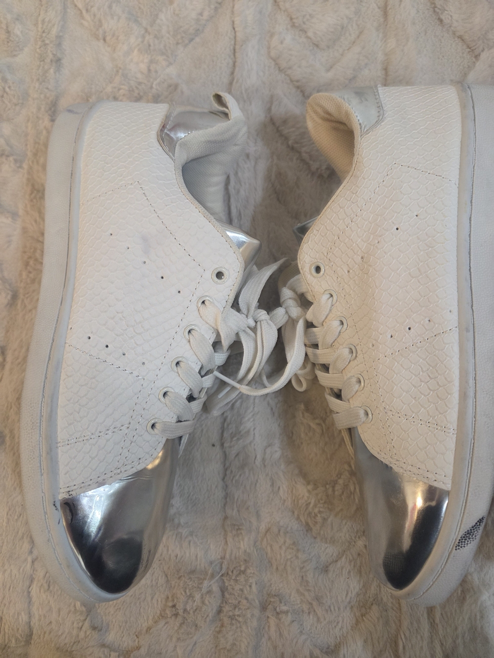 chatties White & Silver Lace-Up Sneakers with Silver Metallic Toe Woman Size 11 - Picture 3 of 10